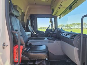 Wnętrze kabiny — Scania P420 z 2023 roku