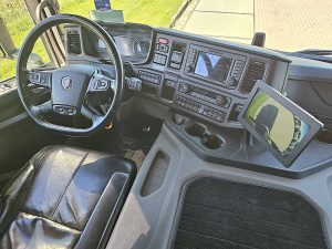Deska rozdzielcza i stanowisko kierowcy — Scania P420 z 2023 roku