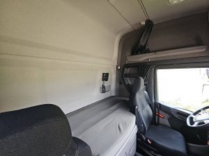 Fotele i leżanka w kabinie — Scania R410 Multiwechsler z 2021 roku