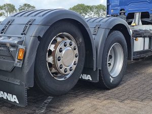 Opony z dobrym bieżnikiem — Scania R410 Multiwechsler z 2021 roku