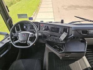 Deska rozdzielcza i stanowisko kierowcy — Scania R410 Multiwechsler z 2021 roku