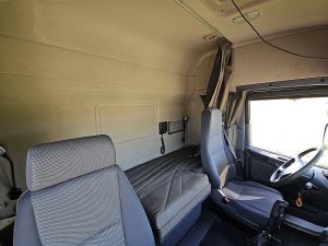 Fotele i leżanka w kabinie — Scania R420 HIGHLINE RETARDER z 2009 roku