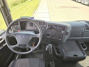 Deska rozdzielcza i stanowisko kierowcy — Scania R420 HIGHLINE RETARDER z 2009 roku