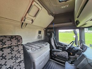 Fotele i leżanka w kabinie — Scania R450 6x2*4 z 2020 roku