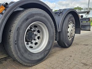 Opony z dobrym bieżnikiem — Scania R450 6x2*4 z 2020 roku