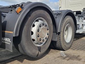 Opony z dobrym bieżnikiem, ujęcie 2 — Scania R450 6x2*4 z 2020 roku