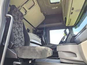 Wnętrze kabiny — Scania R450 6x2*4 z 2020 roku