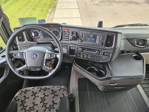Deska rozdzielcza i stanowisko kierowcy — Scania R450 6x2*4 z 2020 roku