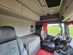 Fotele i leżanka w kabinie — Scania R450 6x2/4 NB z 2018 roku