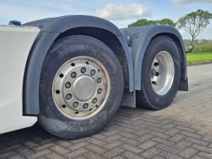 Opony z dobrym bieżnikiem — Scania R450 6x2/4 NB z 2018 roku