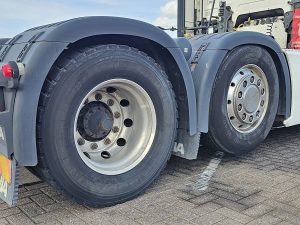 Opony z dobrym bieżnikiem, ujęcie 2 — Scania R450 6x2/4 NB z 2018 roku