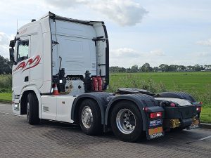 Strona kierowcy z tyłu — Scania R450 6x2/4 NB z 2018 roku