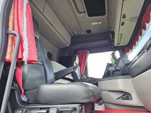 Wnętrze kabiny — Scania R450 6x2/4 NB z 2018 roku