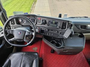 Deska rozdzielcza i stanowisko kierowcy — Scania R450 6x2/4 NB z 2018 roku