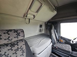 Fotele i leżanka w kabinie — Scania R450 Multiwechsler z 2021 roku