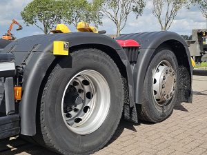 Opony z dobrym bieżnikiem — Scania R450 Multiwechsler z 2021 roku