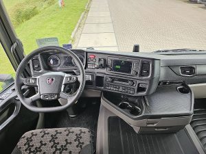 Deska rozdzielcza i stanowisko kierowcy — Scania R450 Multiwechsler z 2021 roku