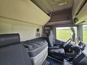 Fotele i leżanka w kabinie — Scania R460 SUPER PTO+HYDR. z 2024 roku