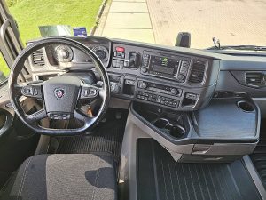 Deska rozdzielcza i stanowisko kierowcy — Scania R460 SUPER PTO+HYDR. z 2024 roku