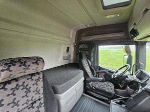 Fotele i leżanka w kabinie — Scania R500 6x2*4 z 2022 roku