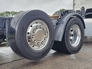 Opony z dobrym bieżnikiem — Scania R500 6x2*4 z 2022 roku