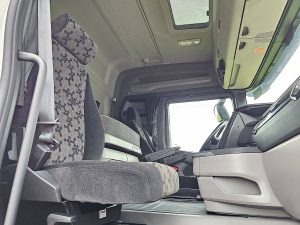 Wnętrze kabiny — Scania R500 6x2*4 z 2022 roku