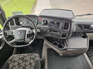 Deska rozdzielcza i stanowisko kierowcy — Scania R500 6x2*4 z 2022 roku