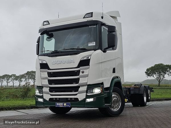 Scania R500 6x2*4 z 2022 roku, podwozie z kabiną z zagranicy — przód pojazdu