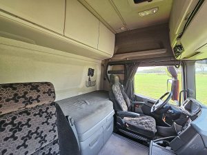 Fotele i leżanka w kabinie — Scania R500 ADR z 2019 roku