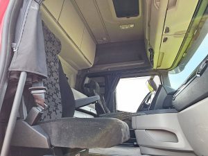 Wnętrze kabiny — Scania R500 ADR z 2019 roku