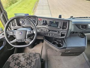 Deska rozdzielcza i stanowisko kierowcy — Scania R500 ADR z 2019 roku