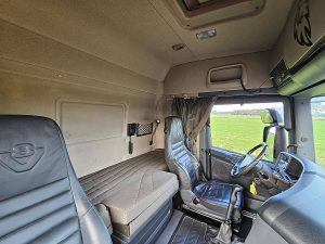 Fotele i leżanka w kabinie — Scania R580 Epsilon 12Z z 2013 roku