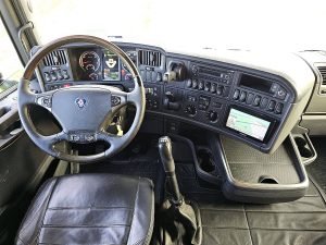 Deska rozdzielcza i stanowisko kierowcy — Scania R580 Epsilon 12Z z 2013 roku