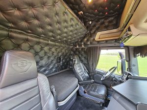 Fotele i leżanka w kabinie — Scania R580 TL,bogie,durabright z 2016 roku