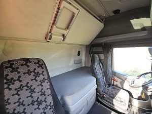 Fotele i leżanka w kabinie — Scania R650 6X2 V8 RETARDER PTO z 2019 roku