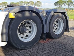 Opony z dobrym bieżnikiem — Scania R650 6X2 V8 RETARDER PTO z 2019 roku