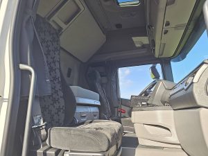 Wnętrze kabiny — Scania R650 6X2 V8 RETARDER PTO z 2019 roku