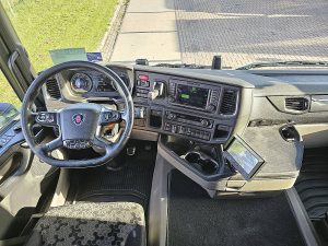 Deska rozdzielcza i stanowisko kierowcy — Scania R650 6X2 V8 RETARDER PTO z 2019 roku