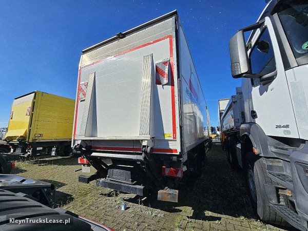 Schuh ASZ18008 z 2018 roku, chłodnia z zagranicy — przód pojazdu