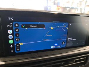 Ekran z Apple CarPlay — Toyota PRO-ACE ELECTRIC snellaad 345km wltp z 2026 roku