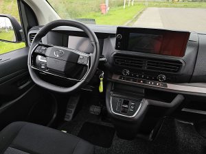 Deska rozdzielcza i stanowisko kierowcy — Toyota PRO-ACE ELECTRIC snellaad 345km wltp z 2026 roku