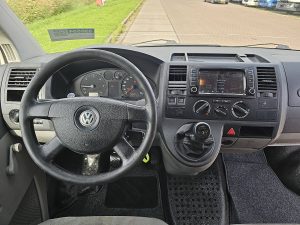 Deska rozdzielcza i stanowisko kierowcy — Volkswagen 1,9 z 2008 roku