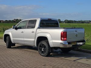 Strona kierowcy z tyłu — Volkswagen AMAROK 2.0 TDI z 2015 roku