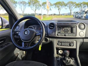 Deska rozdzielcza i stanowisko kierowcy — Volkswagen AMAROK 2.0 TDI z 2015 roku