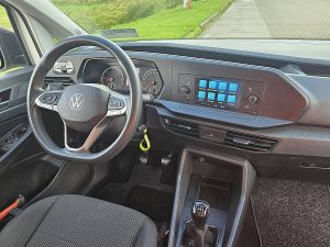 Deska rozdzielcza i stanowisko kierowcy — Volkswagen CADDY 2.0 ac carplay EURO6 z 2022 roku