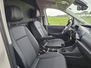 Wnętrze kabiny — Volkswagen CADDY 2.0 CARGO NAP Carplay! z 2021 roku
