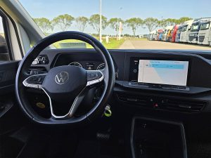 Deska rozdzielcza i stanowisko kierowcy — Volkswagen CADDY 2.0 L1 Automaat Navi NAP z 2021 roku