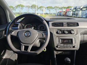 Deska rozdzielcza i stanowisko kierowcy — Volkswagen CADDY 2.0 L2 Maxi 5P 2x Schuif z 2017 roku