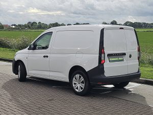 Strona kierowcy z tyłu — Volkswagen CADDY 2.0 TDI CARGO Automaat z 2021 roku