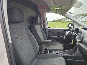 Wnętrze kabiny — Volkswagen CADDY 2.0 TDI CARGO Automaat z 2021 roku